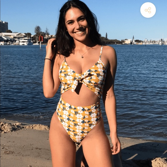Flower one piece - Picture 1 of 3